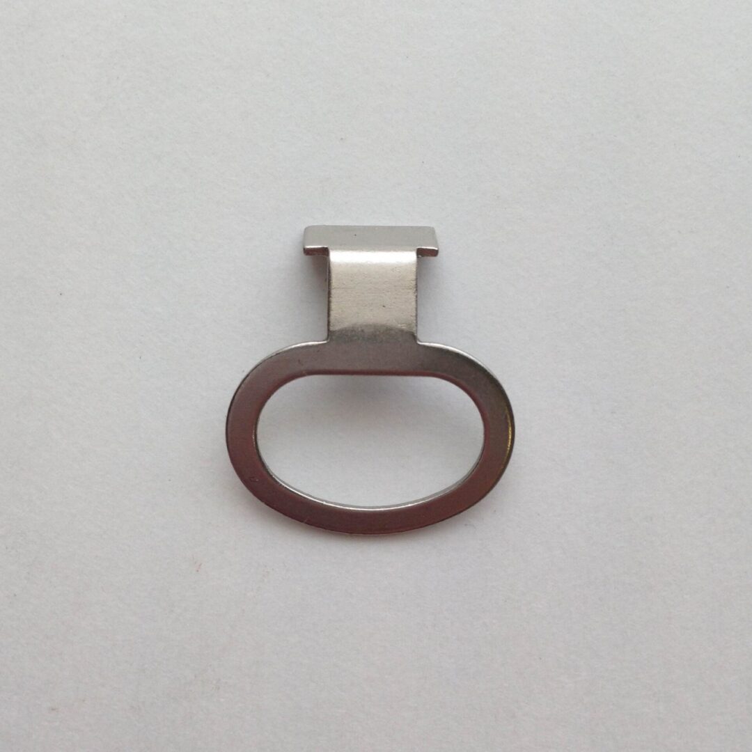 A metal ring with a brown handle on top of it.