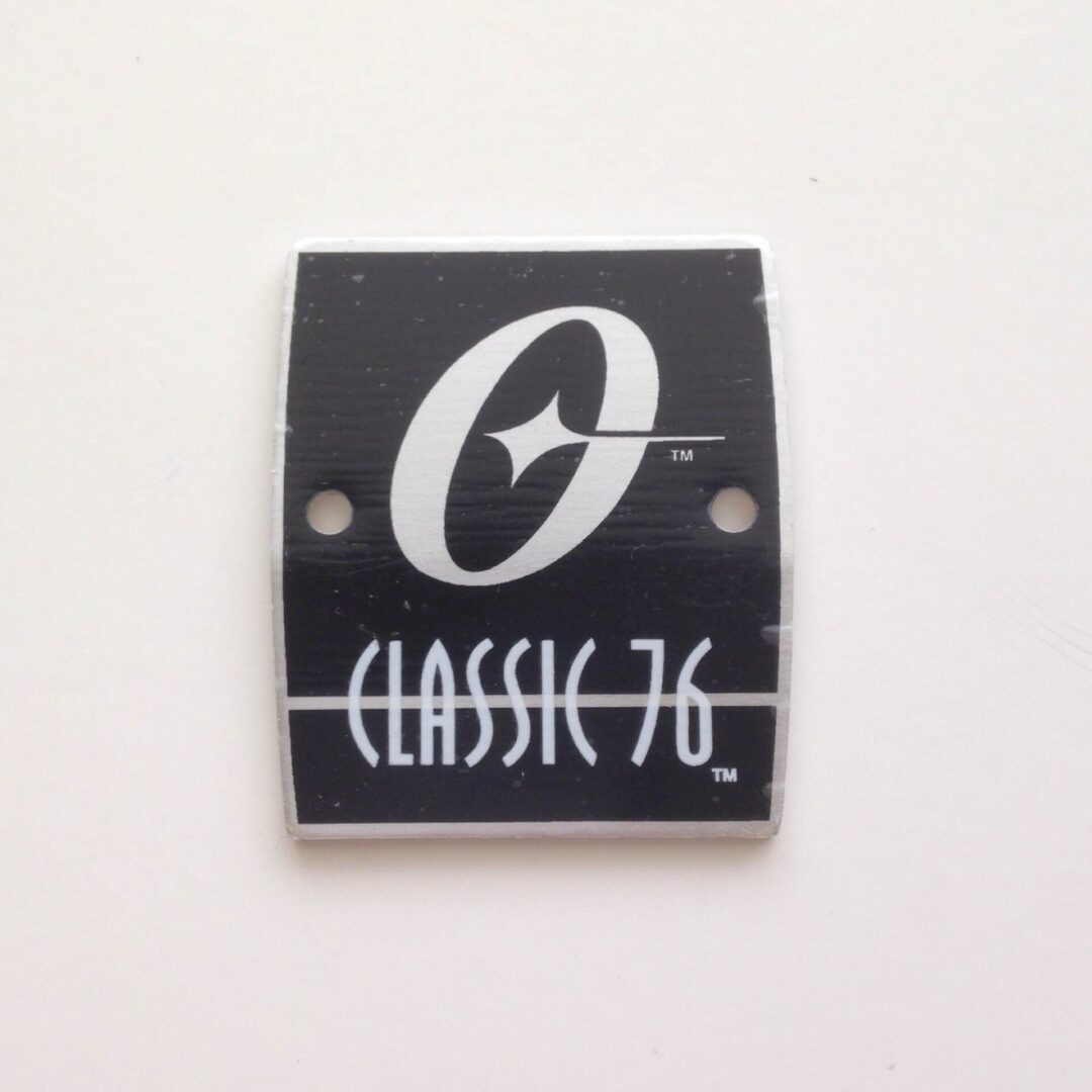 A black and white sticker with the words " o classic 7 6 ".