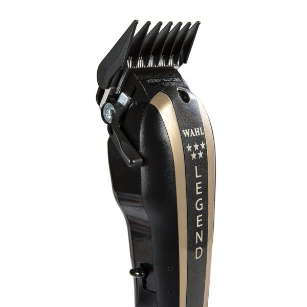 A close up of the head of a hair clipper