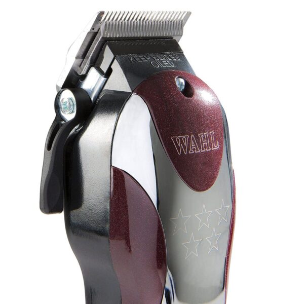 A close up of the head of an electric hair clipper.